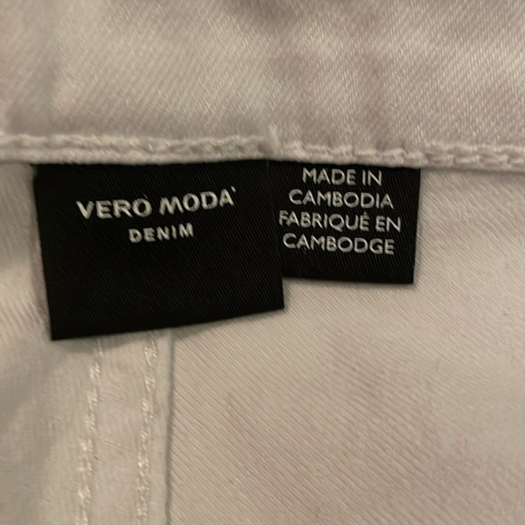 Nwt Vera Moda white denim, destination shorts - Picture 3 of 5